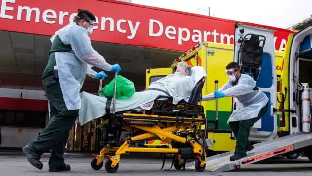 Enfermeros llevan a un paciente con covid-19