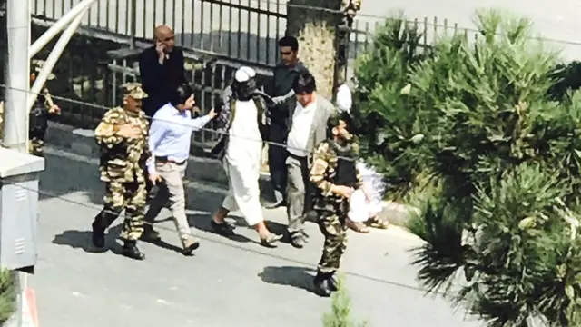 فرد در حال بازداشت