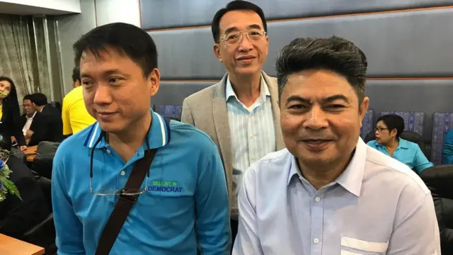 ศิริโชค โสภา (ซ้าย) เทพไท เสนพงษ์ (ขวา)