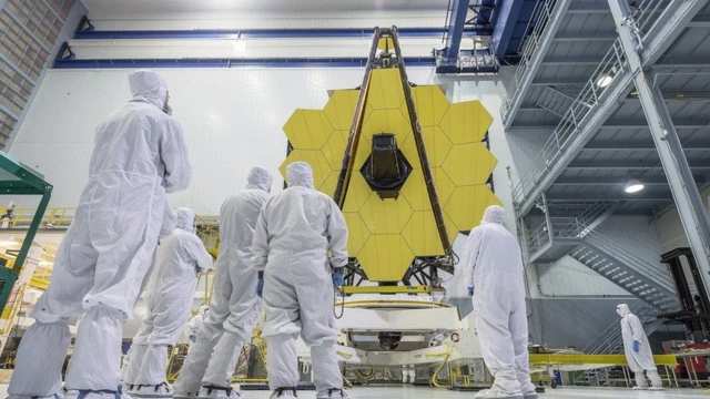 กระจกปฐมภูมิขนาดใหญ่ เส้นผ่านศูนย์กลาง 6.5 เมตร คือส่วนประกอบสำคัญของกล้อง JWST