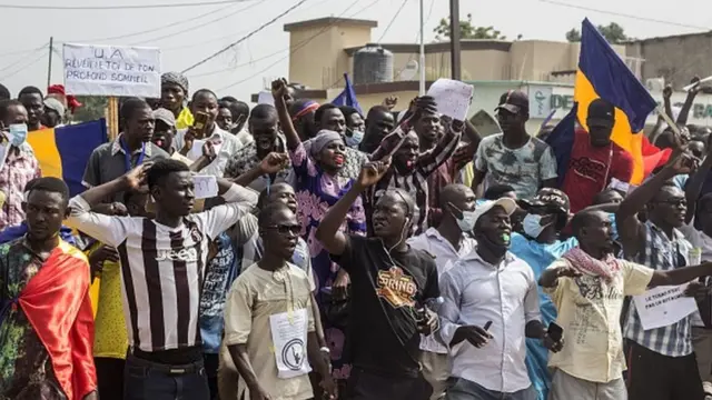Des manifestants défilent dans les rues de la capitale tchadienne N'Djamena, le 11 septembre 2021, contre la junte qui dirige le Tchad depuis la mort d'Idriss Deby Itno, entourés d'une forte présence policière.