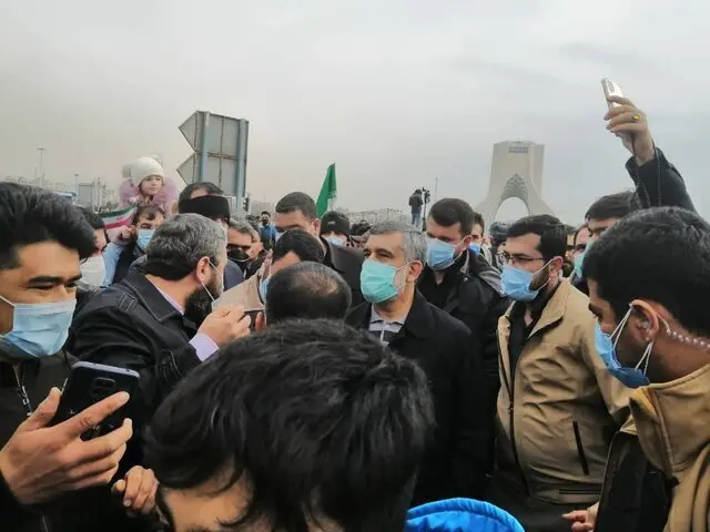 امیرعلی حاجیزاده فرمانده هوافضای سپاه در میان راهپیمایان مراسم ۲۲ بهمن