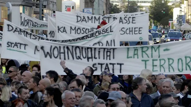 ভিয়েনায় মসজিদ নির্মাণের বিরুদ্ধে কট্টর ডানপন্থীদের বিক্ষোভ