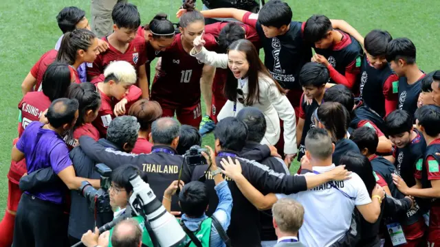 มาดามแป้ง กลายเป็นพูดถึงในบรรดาผู้สื่อข่าวกีฬาและผู้ใช้อินเทอร์เน็ตหลังจากทีมของเธอสามารถทำประตูแรกให้กับทีมชาติไทยสำเร็จ