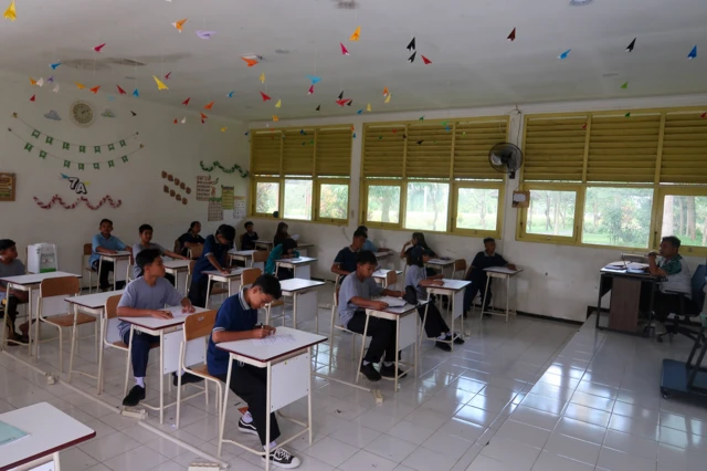 Pemerintah menargetkan jumlah peserta didik Sekolah Rakyat mencapai lebih dari 100 ribu siswa pada 2027 sebagai upaya memperluas akses pendidikan bagi anak-anak dari keluarga miskin sekaligus mencetak generasi yang cerdas dan berkarakter.