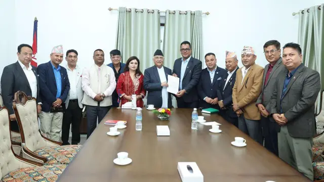 प्रधानमन्त्री ओलीको ध्यानाकर्षण गराउँदै सुनचाँदी व्यवसायी