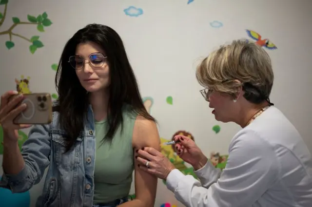 HPV लस: स्त्रियांच्या गर्भाशय मुखाच्या कर्करोगामुळे होणारे 3 लाख मृत्यू थांबणार? वाचा