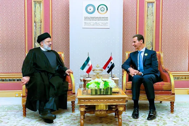 Al Assad con el fallecido presidente de Irán, Ebrahim Raisi.