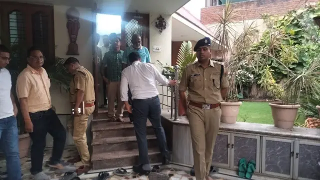 हादसे की सूचना मिलने पर बांसवाड़ा में डॉ प्रतीक के घर पहुंचे ज़िला कलेक्टर और एसपी