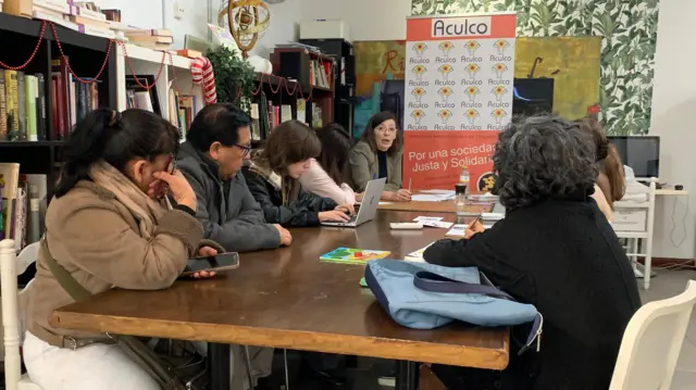 Trabajadores migrantes asisten a una clase gratuita en Aculco, organización que los asesora en temas legales y laborales