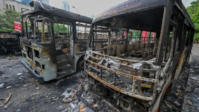 இலங்கையில் நேற்று நடைபெற்ற வன்முறையில் தீயூட்டப்பட்ட பேருந்துகள், இன்று இவ்வாறு காட்சியளிக்கின்றன