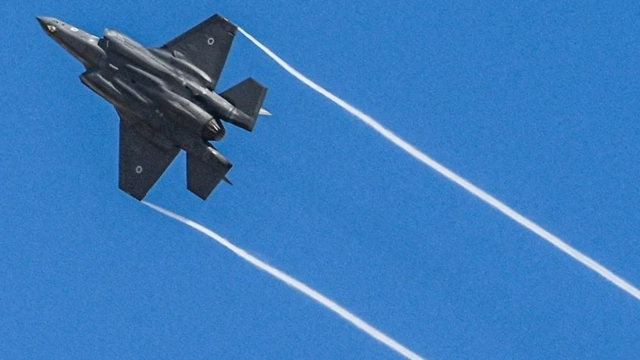 یک جت جنگنده اف-۳۵ در آسمان آبی