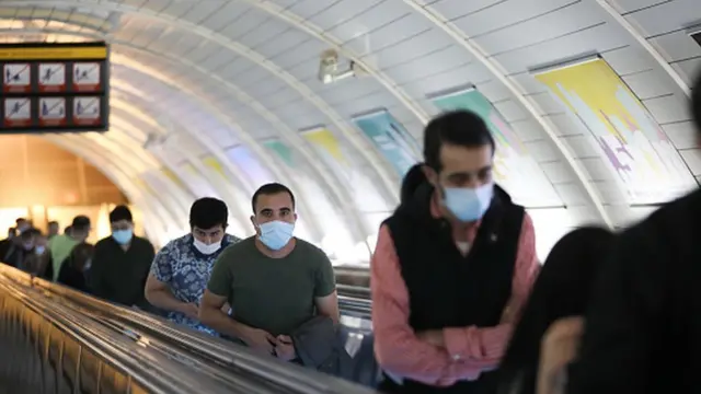 Sərnişinlər eskalatorda