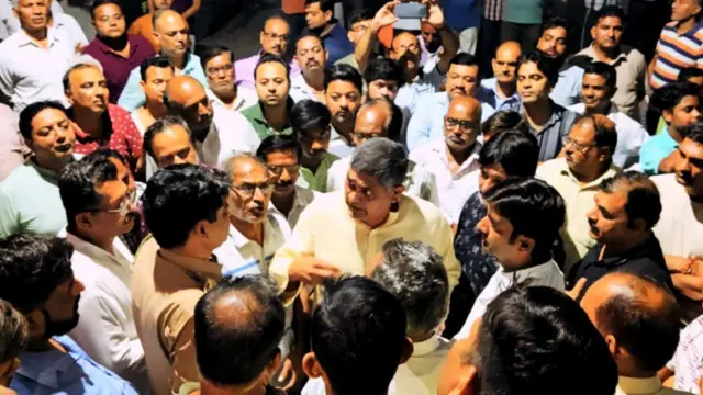 मकान के बाहर विरोध करते हिंदूवादी लोगों की भीड़