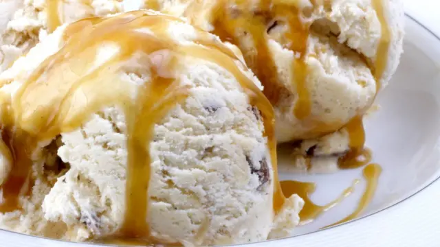 Bochas de helado con caramelo.