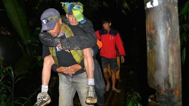 Tim SAR melakukan evakuasi korban erupsi Gunung Marapi yang mengalami luka bakar di jalur pendakian proklamator, Nagari Batu Palano, Agam, Sumatera Barat, Senin (4/12/2023) dini hari.