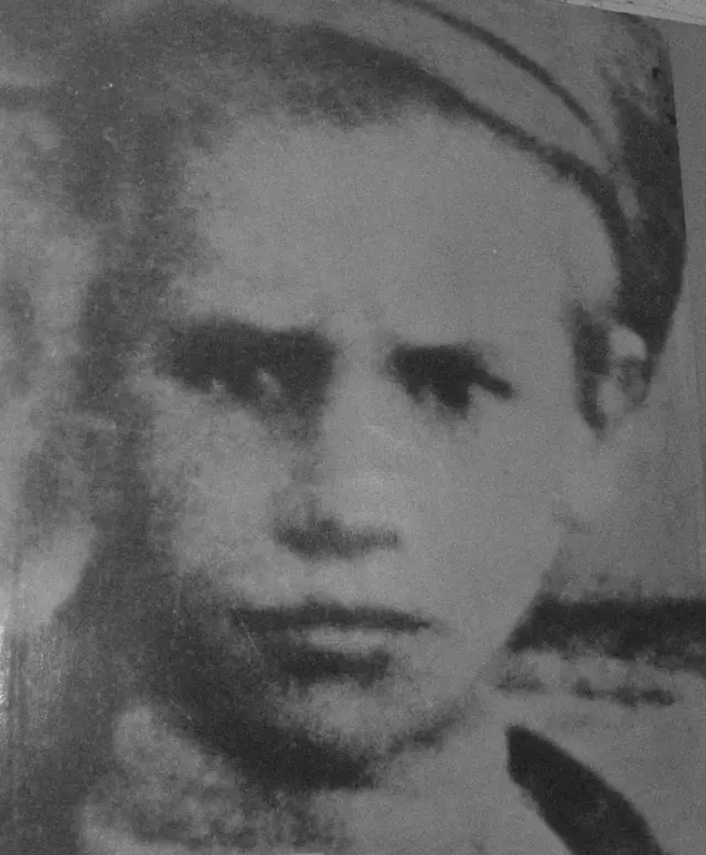 Retrato antigo em preto e branco do menino Pavlik Morozov