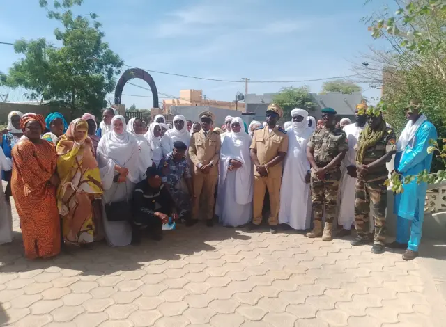 Un groupe de femmes prenants la pose avec des officiels maliens