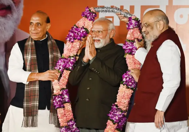 विधानसभा चुनावों में बीजेपी को मिली जीत के बाद प्रधानमंत्री नरेंद्र मोदी का स्वागत करते राजनाथ सिंह (बाएं) और अमित शाह