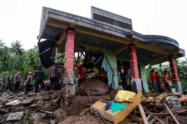 Sejumlah petugas SAR gabungan menyingkirkan material lumpur saat pencarian korban banjir bandang di Kelurahan Rua, KotaTernate Maluku Utara, Minggu (25/8/2024). Badan Nasional Penanggulangan Bencana (BNPB) mencatat sebanyak 13 orang meninggal dunia dan 10 unit rumah rusak berat akibat diterjang banjir bandang pada Minggu (25/8) pukul 03.30 WIT, dan tim gabungan terus melakukan upaya pencarian korban lainnya yang diperkirakan masih tertimbun lumpur. ANTARA FOTO/Andri Saputra/YU