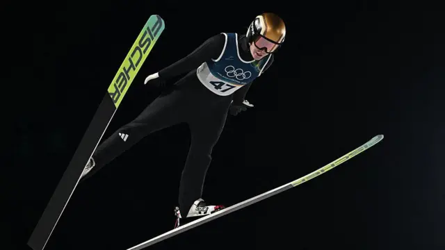 Норвежка Анна Одине Стрем прыгает во время финального раунда индивидуальных соревнований по прыжкам с трамплина среди женщин на зимних Олимпийских играх Milano Cortina 2026 на стадионе Predazzo Ski Jumping Stadium в Предаццо (Валь-ди-Фьемме) 7 февраля 2026 года.