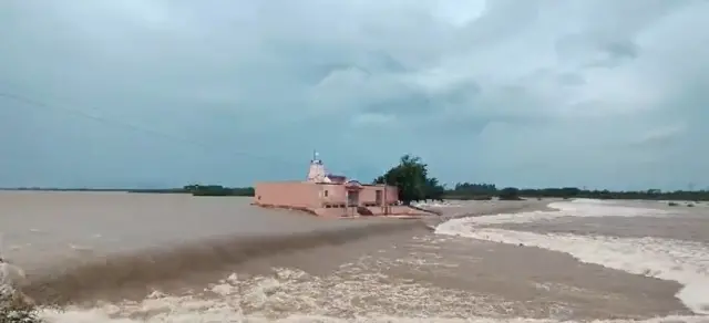 ગુજરાતમાં જન્માષ્ટમી પર રાજ્યના અનેક વિસ્તારોમાં અત્યંત ભારે વરસાદને કારણે પૂર જેવી સ્થિતિ પેદા થઈ છે