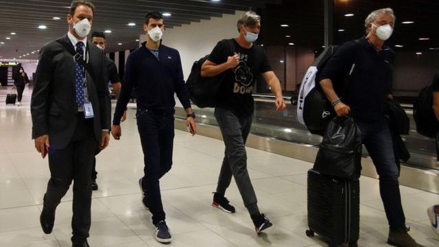 Novak Djokovic caminando en el aeropuerto de Melbourne antes de abordar
