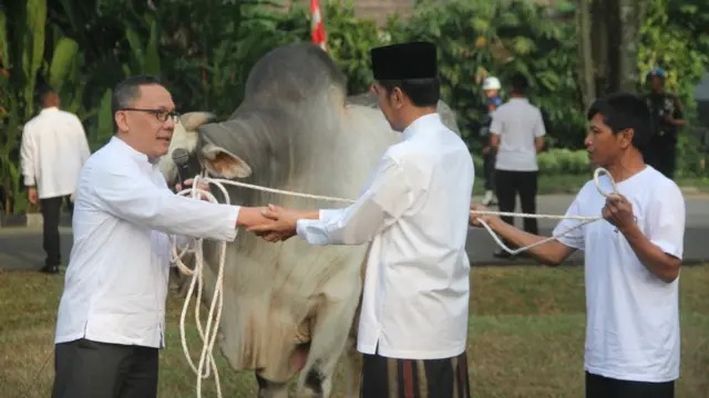 Presiden Joko Widodo menyerahkan sapi kurban kepada Kepala LIPI Laksana Tri Handoko.