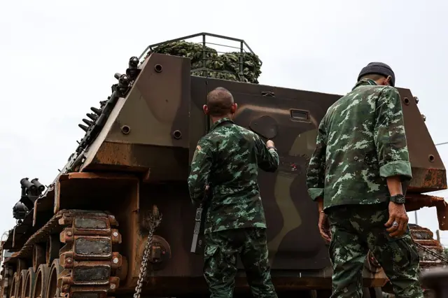 Các sĩ quan quân đội Thái Lan cạnh một xe chiến đấu bọc thép (AFV) Type 85 do Trung Quốc sản xuất trong bối cảnh xung đột leo thang giữa Thái Lan và Campuchia tại tỉnh Surin, Thái Lan, ngày 26/7/2025 Các sĩ quan quân đội Thái Lan cạnh một xe chiến đấu bọc thép (AFV) Type 85 do Trung Quốc sản xuất trong bối cảnh xung đột leo thang giữa Thái Lan và Campuchia tại tỉnh Surin, Thái Lan, ngày 26/7/2025