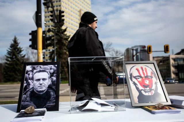 Bulgaristan'ın başkenti Sofya'daki Rusya Büyükelçiliği önünde, cezaevinde ölen Navalni'nin fotoğrafı ile birlikte Putin'i protesto edenler oldu