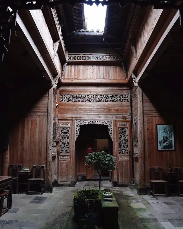 Vrući vazduh u kući se diže i izlazi kroz otvor atrijuma, koji funkcioniše kao dimnjak