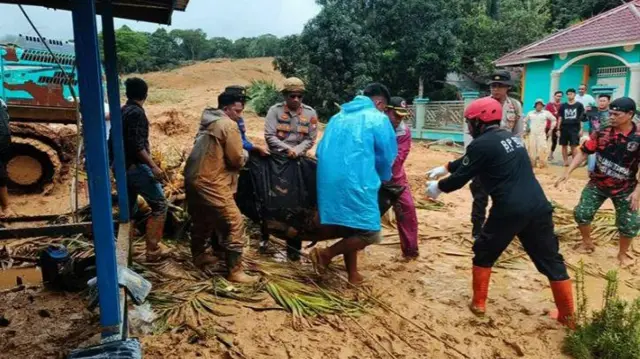 Sejumlah anggota Tim SAR Gabungan sedang membawa jenazah korban bencana longsor di Pulau Serasan.