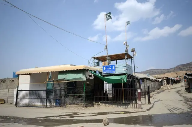 बंद पड़ी पाकिस्तान-अफगानिस्तान की तोरखम सीमा.