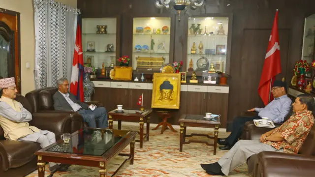 प्रधानमन्त्री शेरबहादुर देउवा मङ्गलवार माओवादी केन्द्रका अध्यक्ष पुष्पकमल दाहाल प्रचण्डकी पत्नी सीता दाहालको स्वास्थ्यस्थितिबारे जानकारी लिँदै