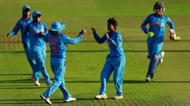 जीत का जश्म मनाती भारतीय टीम