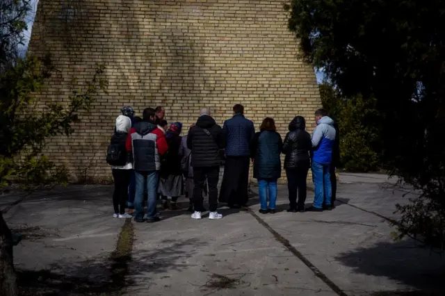 Семья собирается на небольшую панихиду по Виталию