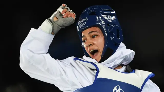 A irariana Rahaleh Asemani se refugiou na Bélgica, onde treina taekwondo e é carteira.