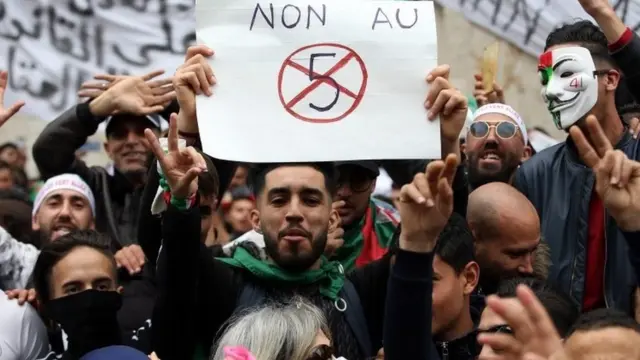 протестующие