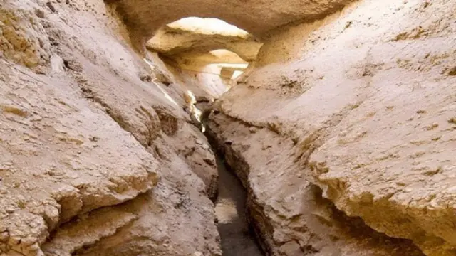 عکس از محیط تنگ داخل قنات نبادان ابرکوه در یزد