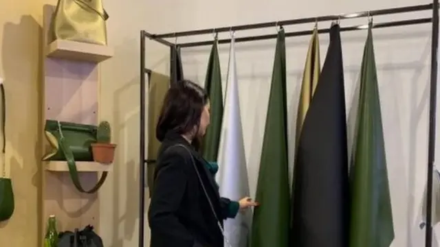 کیکٹس لیدر سے تیار کی گئی چادریں جن سے بعد میں مختلف مصنوعات بنائی جا سکیں گی