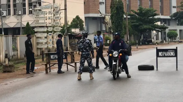 Heavy security bin tanda for front of Kaduna State High Court on Monday morning before di ruling