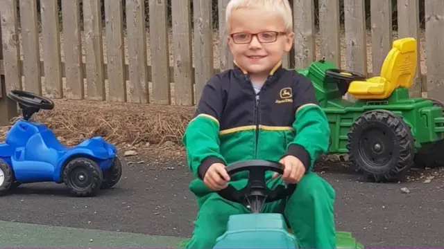 يحب شارلي اللعب بالجرارات والحفر في الرمل، مما يساعده على الهدوء وقت حماسه عاطفيا