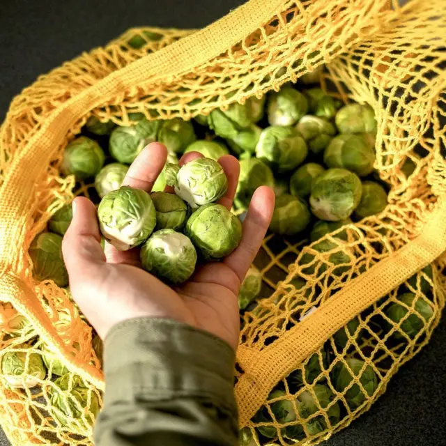 Fileli bir torbadaki brüksel lahanalanrı 