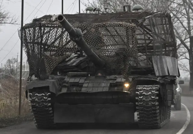 Український танк з великою захисною решіткою зверху