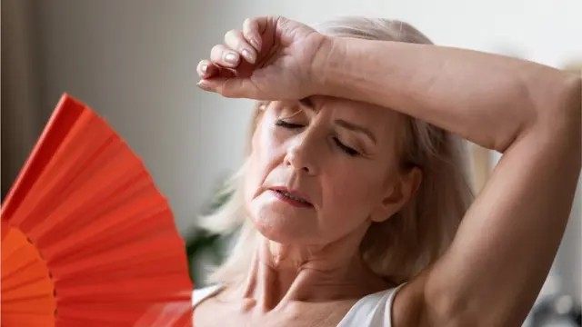 Una mujer sufriendo de desequilibrio hormonal
