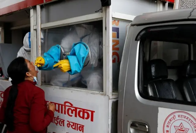 कोभिड परीक्षणलाई स्वाब सङ्कलन