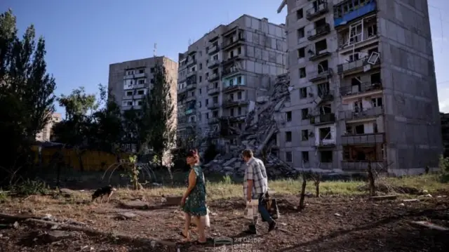 Un immeuble à plusieurs étages à Toretsk a été détruit par le bombardement d'avions russes