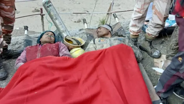 બચાવવામાં આવેલી મજૂરોની સારવારની તસવીર