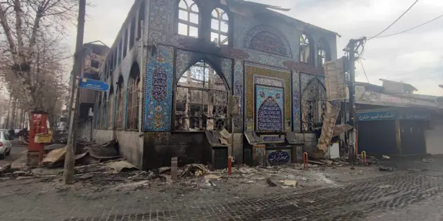 نمایی از مسجد حاج مجتهد رشت که آثار سوختگی در روی نمای آن دیده می‌شود و داخل آن کاملا آسیب دیده است.