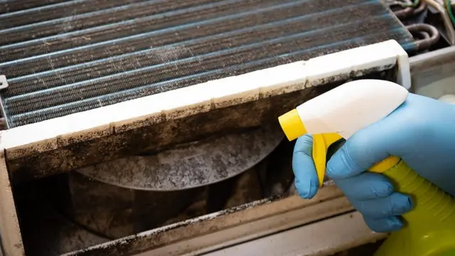 Vinagre sendo borrifado em utensílios de cozinha